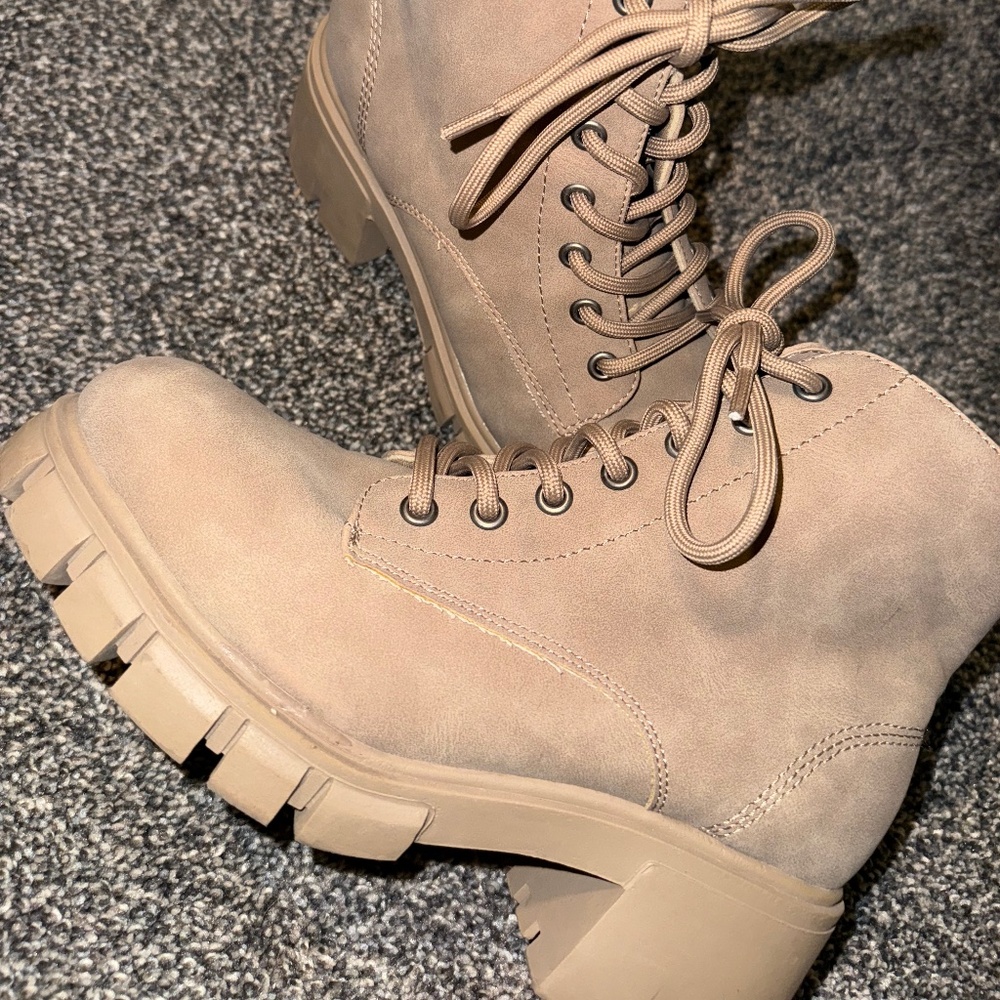 Women’s boots sz 6